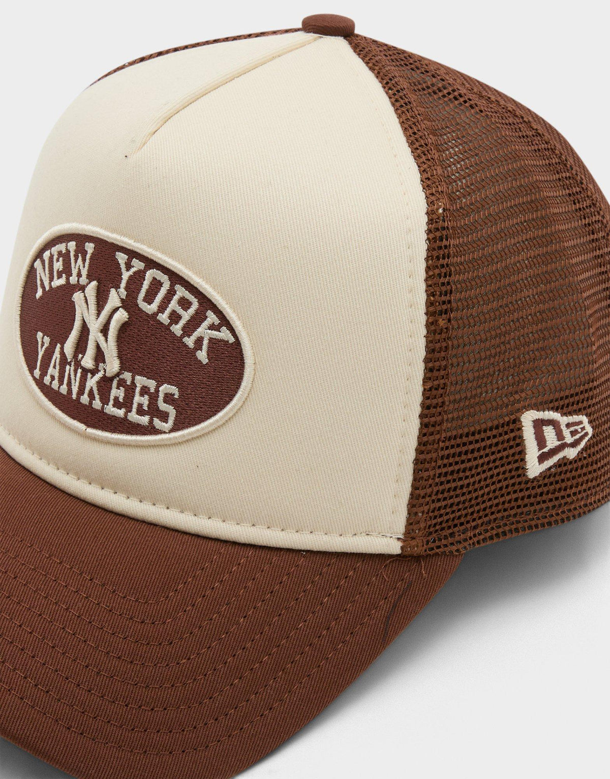 MLB New York Yankees Oval Trucker Cap
